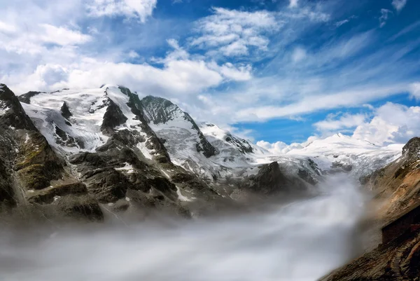 Chaîne de montagnes avec brouillard dans la vallée — Photo