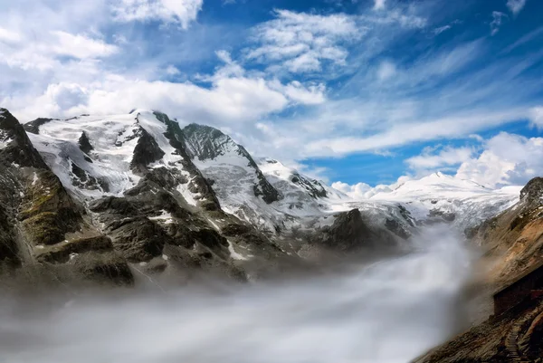 Gamma montuosa con nebbia nella valle — Foto Stock