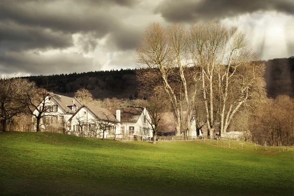 Paisagem rural com iluminação dramática — Fotografia de Stock