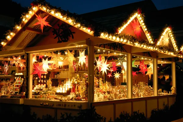 Illuminierter Weihnachtsmarkt-Kiosk — Stockfoto