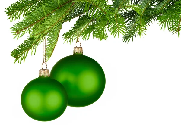 Grüne Christbaumkugeln hängen an frischen grünen Zweigen — Stockfoto