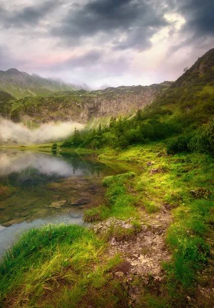 山の湖のそばの美しい歩道 — ストック写真