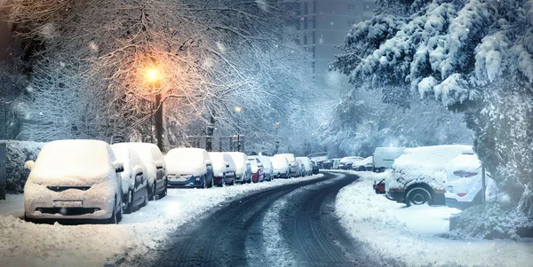 Urban Winter Scene Cars Covered Snow Parked Alnog Street Dusk — Stock Photo, Image