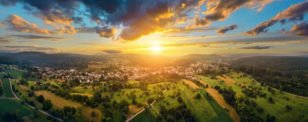 Luftpanorama Mit Einer Kleinen Stadt Bei Einem Dramatischen Farbenfrohen Sonnenuntergang — Stockfoto