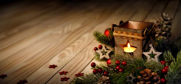 Vánoce Nebo Adventní Pozadí Svíčkou Hořící Lucerně Elegantním Dřevěném Povrchu — Stock fotografie