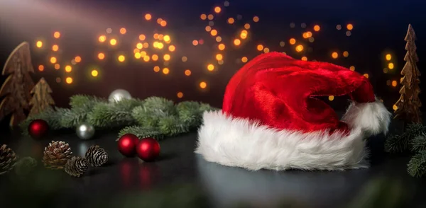 Noel Baba Nın Şapkası Süsleri Arka Plandaki Işıkları Ile Noel — Stok fotoğraf