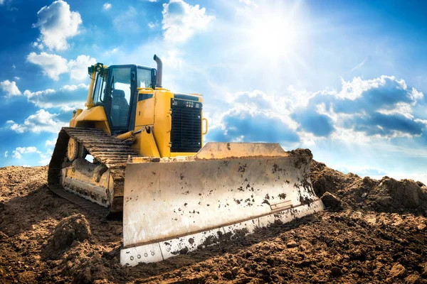 Excavadora Amarilla Sobre Tierra Con Sol Brillante Cielo Azul Agradable — Foto de Stock