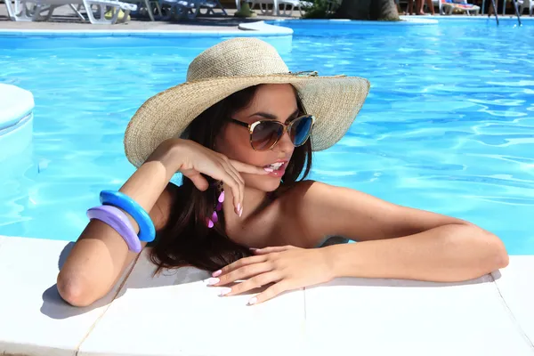 Meninas na piscina com tampa de palha — Fotografia de Stock