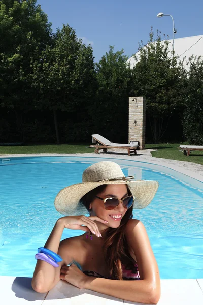 Девушки в бассейне в солнечных очках — стоковое фото