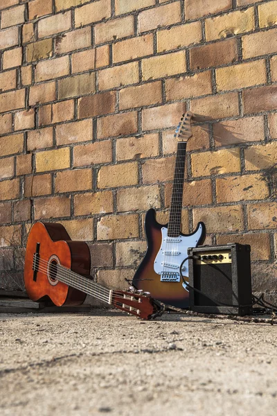 Guitarra clássica e elétrica mais amplificador — Fotografia de Stock