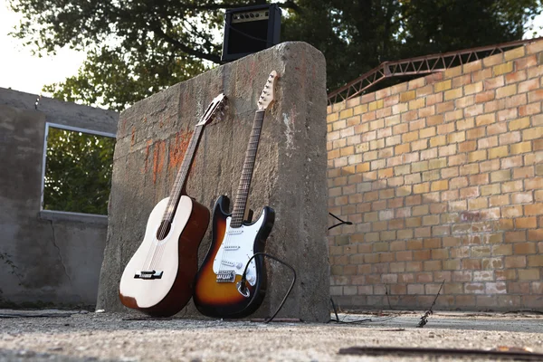 Guitarra clássica e elétrica mais amplificador — Fotografia de Stock