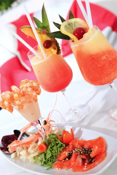 Cocktail e frutos do mar — Fotografia de Stock