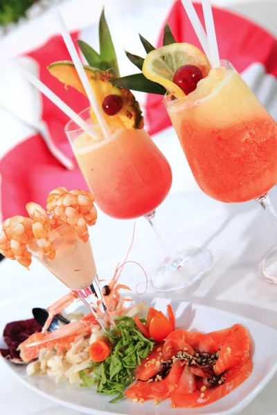 Cocktail und Meeresfrüchte — Stockfoto