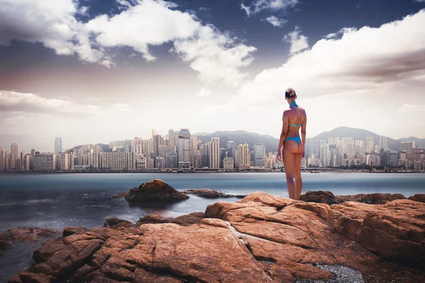 Chica lista para bucear desde las rocas de la isla — Foto de Stock