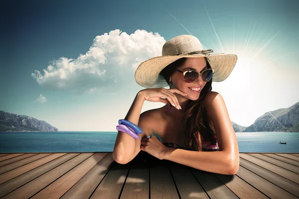 Fille avec sunglasse et chapeau de paille à la mer — Photo