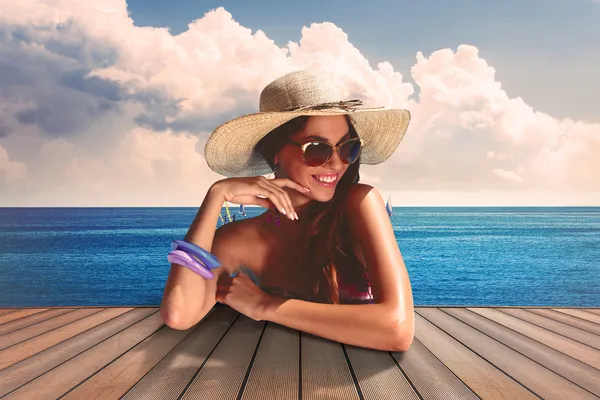 Chica con sunglasse y sombrero de paja en el mar — Foto de Stock