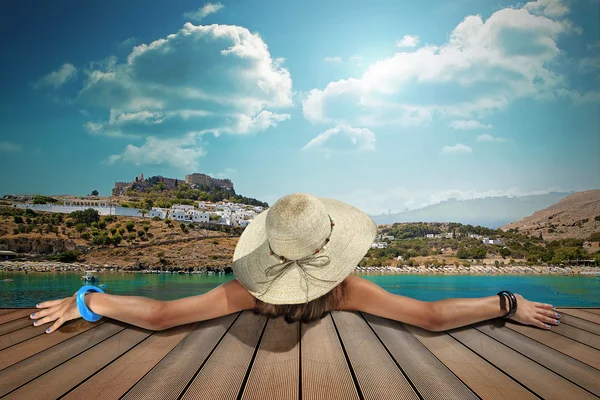 Ragazza con cappello di paglia vista posteriore — Foto Stock