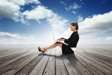 dizüstü bilgisayar ile ahşap yerde iş kız