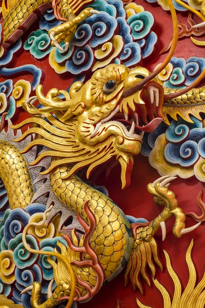 Statue dragon doré — Photo