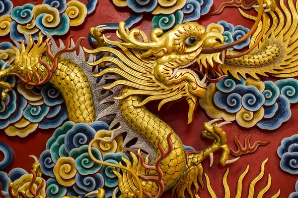 Golden dragon statue — Stock Photo, Image