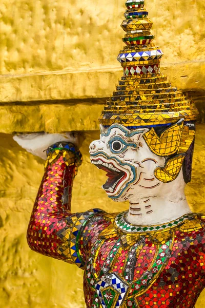 Primer plano de la cara gigante en el Gran Palacio, Tailandia —  Fotos de Stock