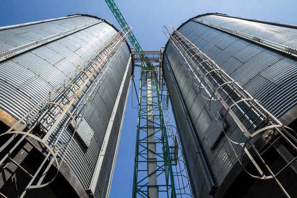 Dois silos de metal celeiro de agricultura — Fotografia de Stock