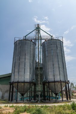 iki metal silo