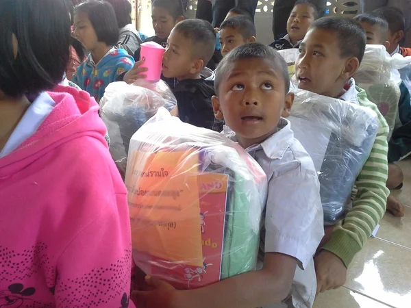 De gedoneerde educatieve diensten en kleding aan kinderen in afgelegen gebieden, provincie loei, thailand. — Stockfoto