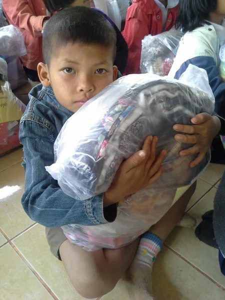 遠隔地、ルーイ県、タイの子どもたちに寄贈された教育用備品衣食. — ストック写真