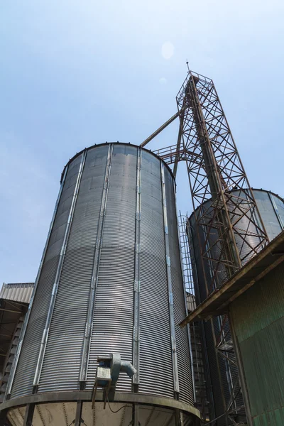 Grote metalen silo landbouw graanschuur — Stockfoto
