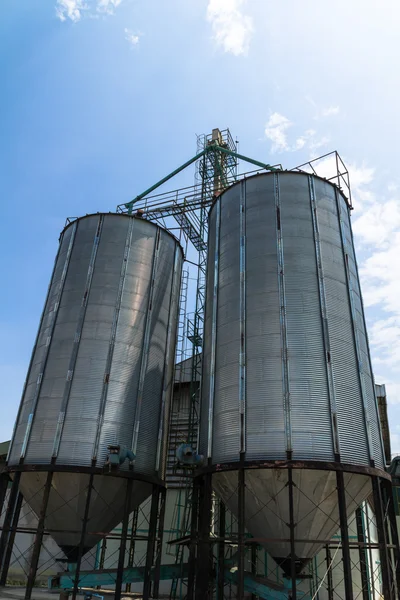 Två metall silo jordbruks spannmålsmagasin — Stockfoto