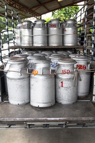 Transports Raw milk to the embodiment cooperatives — Stock Photo, Image