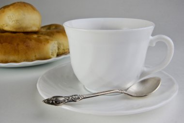 bir tabak ve çay köftesi.