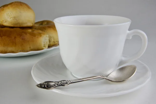 bir tabak ve çay köftesi.