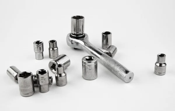 Lokma anahtar ve prizler? n beyaz bir arka plan.