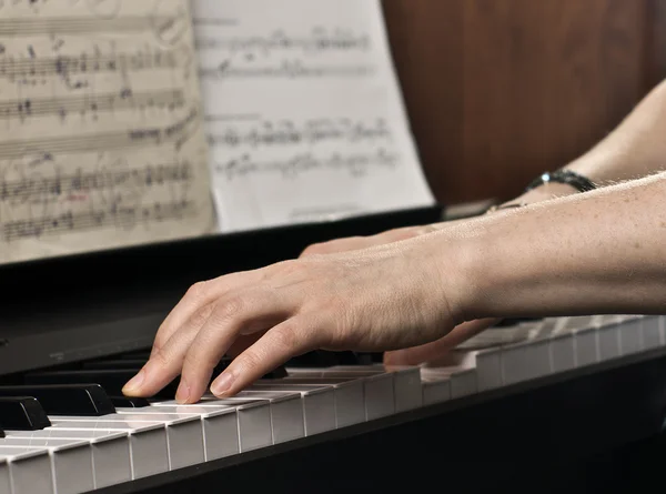 Piyano çalıyor. kadınların elleri yakın çekim.
