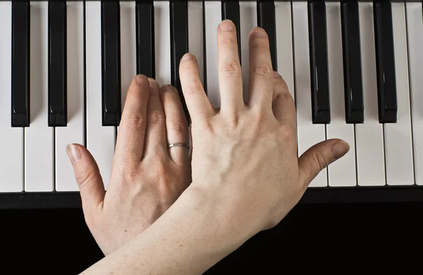Gry na fortepianie. szczelnie-do góry ręce kobiet. — Zdjęcie stockowe