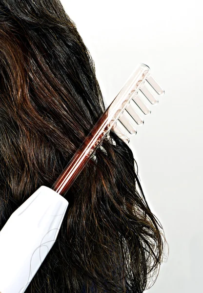 elektrik stimülasyonu ile saç tarama.