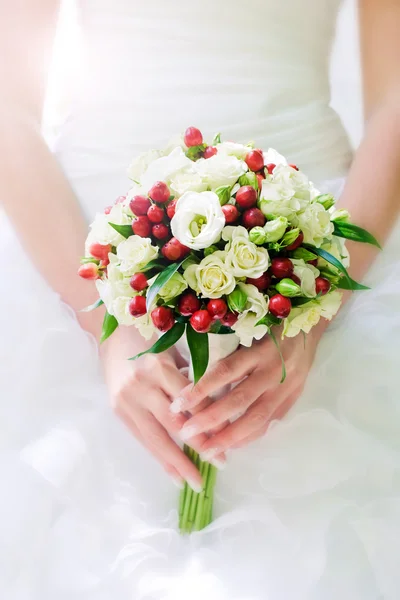 Buquê de noiva em mãos — Fotografia de Stock