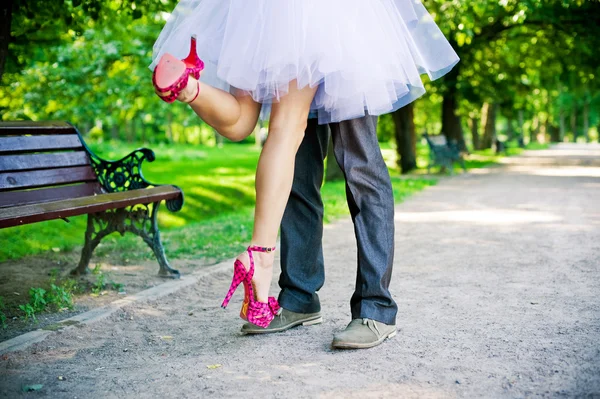 Benen van de bruidegom en de bruid. — Stockfoto