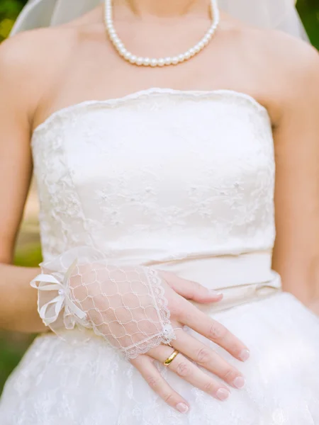 Mâinile miresei cu inel peste rochia de mireasă — Fotografie, imagine de stoc