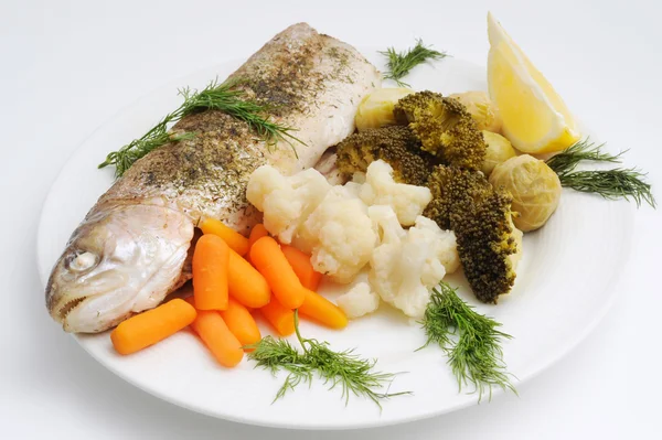 Celá ryba s dušenou zeleninou — Stock fotografie