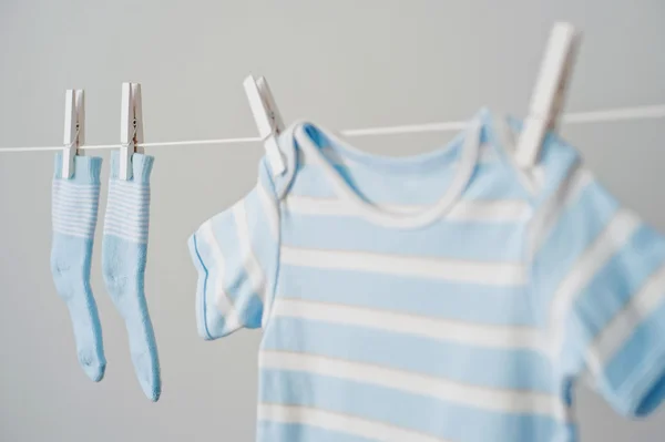 Ropa de bebé azul en el tendedero — Foto de Stock