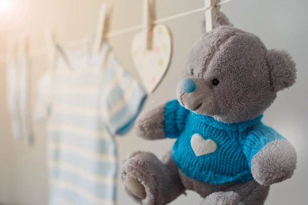 Blaue Babykleidung an der Wäscheleine — Stockfoto