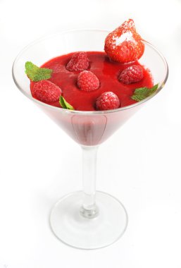 Berry ile bir cam kabın içinde ahududu kokteyl