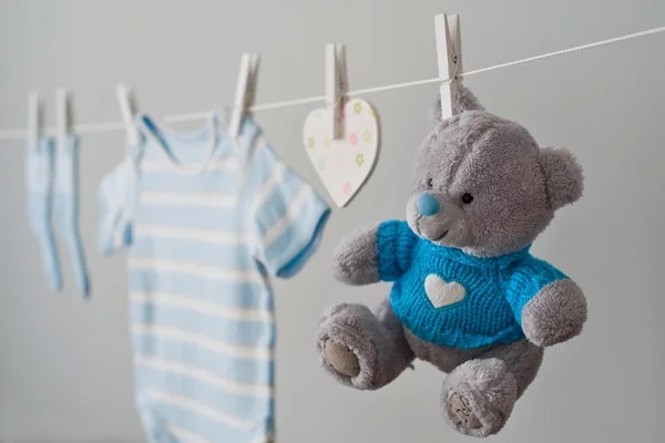 Blå babykläder på klädstreck — Stockfoto