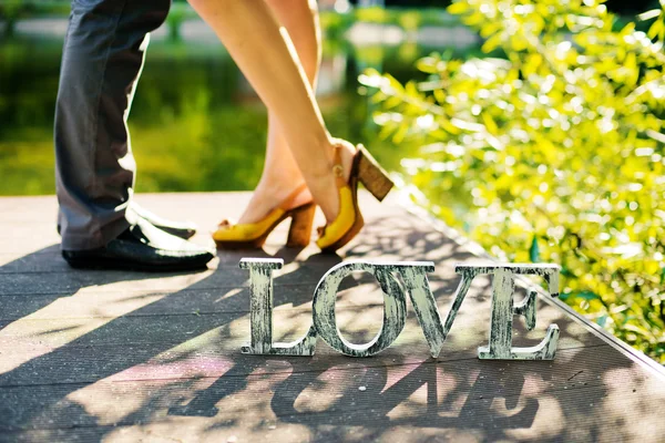 La palabra Amor sobre los amantes de los pies — Foto de Stock
