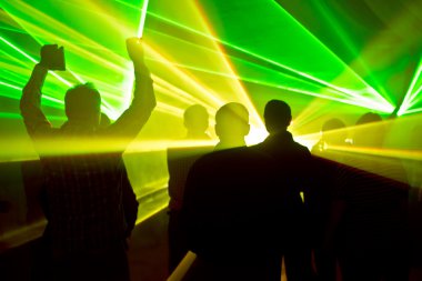 lazerler, gece kulübü ve insan siluetleri