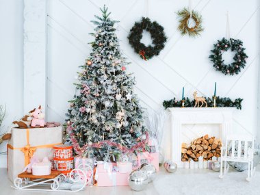 Noel ve Yeni Yıl süslenmiş pembe iç oda hediyelerle süslenmiş yeni yıl ağacı