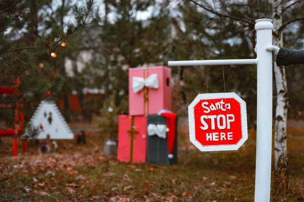 Barrera de camino al aire libre en decoraciones de Navidad en pinos con la inscripción Santa, por favor deténgase aquí. — Foto de Stock